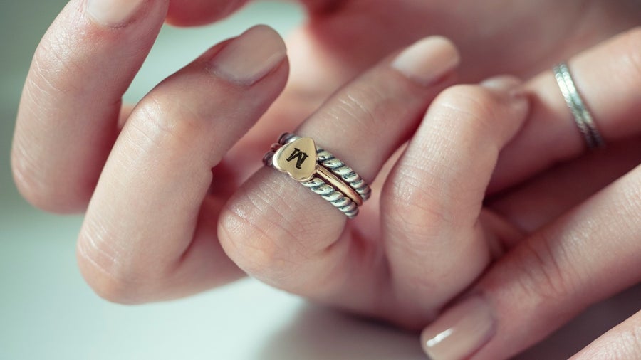 Anello donna in oro rosa personalizzabile CUORI & FRECCE