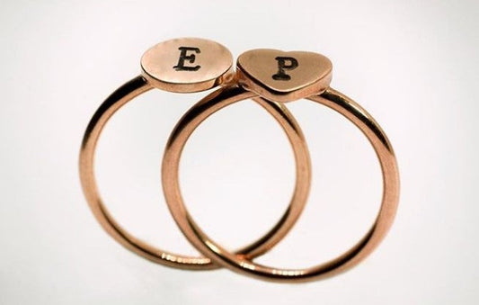 Anello donna in oro rosa personalizzabile CUORI & FRECCE