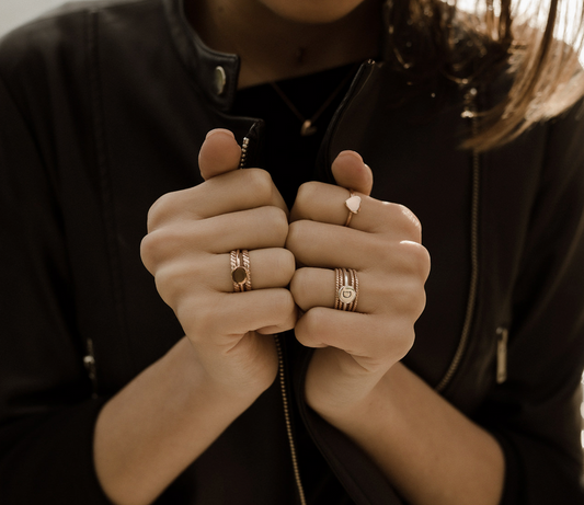 Anello donna in oro rosa personalizzabile CUORI & FRECCE
